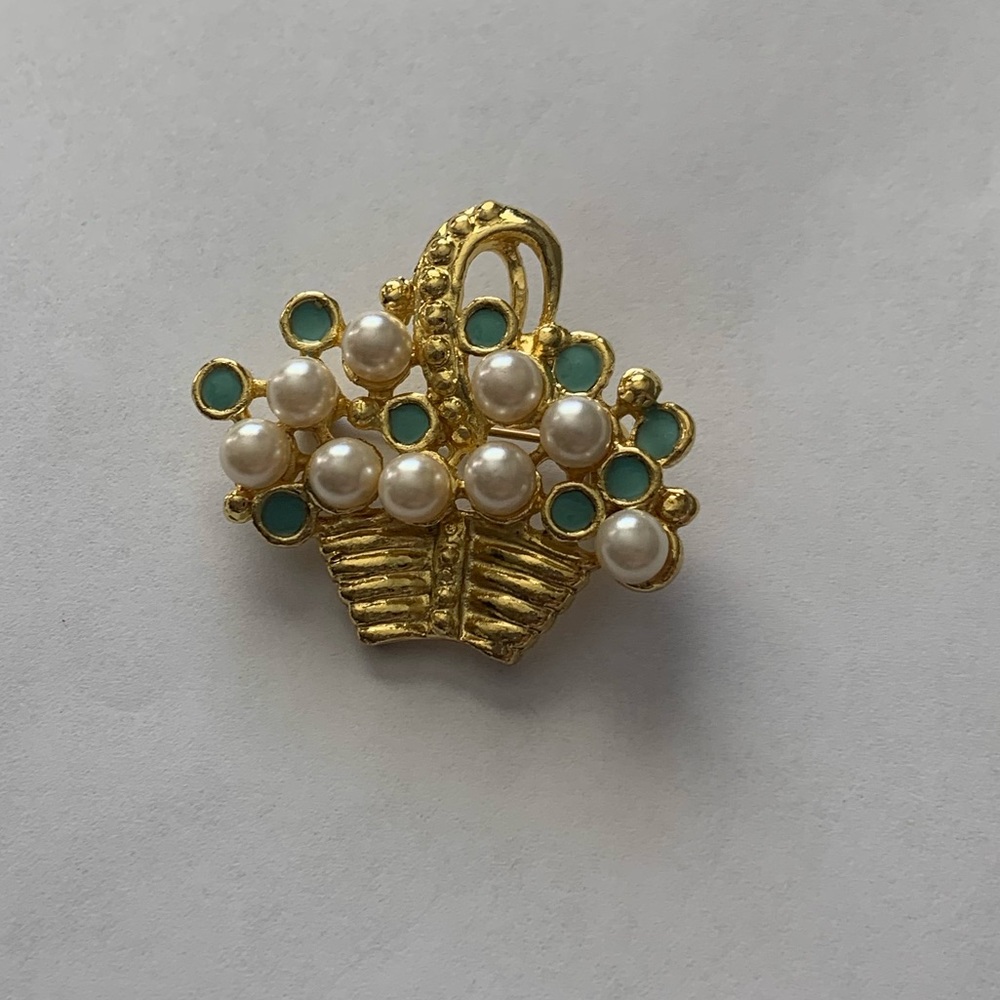 Vintage flower basket brooch featuring faux pearls and blue enamel flowers - Picture 2 of 5